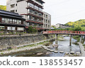 溫泉小鎮裡的河上的橋 138553457