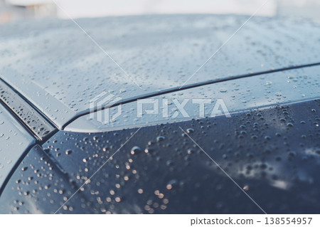 一輛被水浸濕的汽車的特寫鏡頭 一輛被水浸濕的汽車的特寫鏡頭 138554957