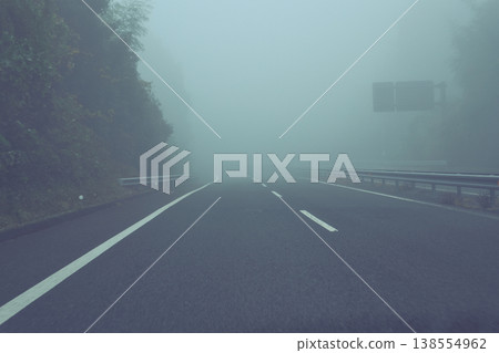 因霧氣導致能見度低的道路 138554962
