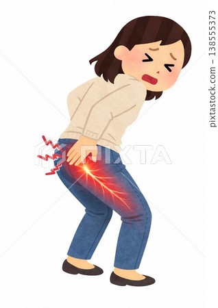 一名女性因坐骨神經痛而感到臀部疼痛（插圖） 138555373