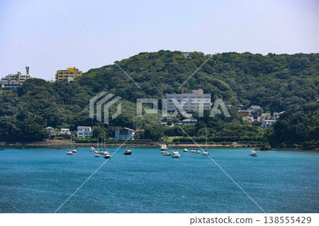 下田港漂浮著許多小船，伊豆半島的山脈鬱鬱蔥蔥。 138555429