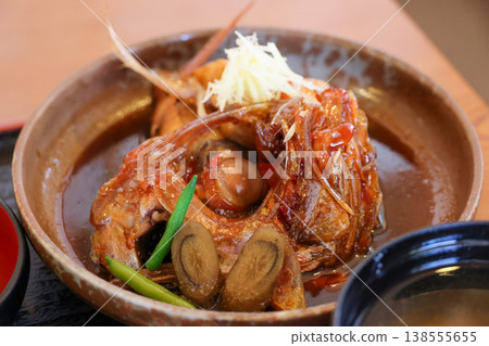紅燒金鯛魚頭，配四季豆和牛蒡根。 138555655
