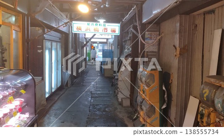 橫濱橋市場位於橫濱橋商店街旁的一條小巷裡。 橫濱橋市場位於橫濱橋商店街旁的一條小巷裡。 138555734