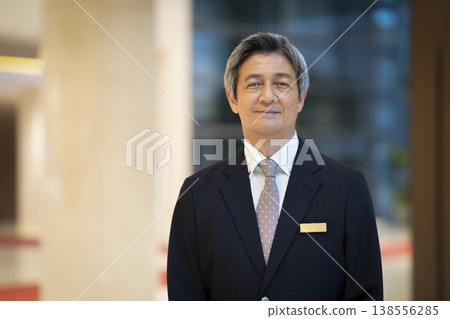 一位六十多歲的商人面帶微笑,直視鏡頭,這是他的肖像照。 一位六十多歲的商人面帶微笑,直視鏡頭,這是他的肖像照。 138556285
