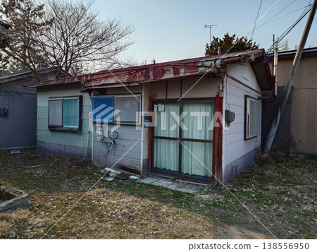 一棟被廢棄的單層房屋。 138556950