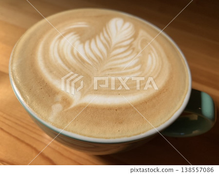 Beautiful leaf-patterned latte art on a cafe latte. 138557086