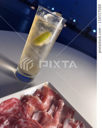 Enjoy a highball and a set of prosciutto and salami on the terrace at night. Enjoy a highball and a set of prosciutto and salami on the terrace at night. 138557088