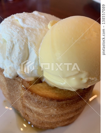 Thick-cut honey toast and vanilla ice cream Thick-cut honey toast and vanilla ice cream 138557089
