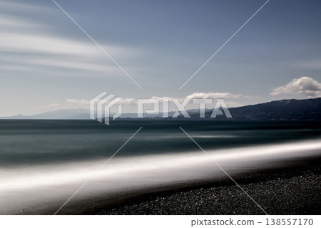 神奈川縣袖浦海灘,初春,長時間曝光,黑白照片。 神奈川縣袖浦海灘,初春,長時間曝光,黑白照片。 138557170