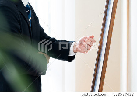 一位商人準備上班的手 一位商人準備上班的手 138557438