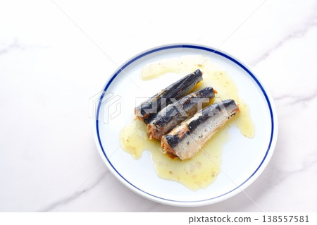 油浸沙丁魚-用橄欖油醃製的新鮮沙丁魚 油浸沙丁魚-用橄欖油醃製的新鮮沙丁魚 138557581