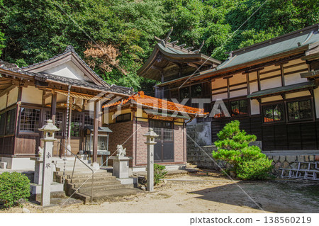 調布石槌神社,位於山口縣下關市鹽地山腳下。 調布石槌神社,位於山口縣下關市鹽地山腳下。 138560219