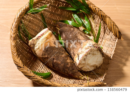 Bamboo shoots with mud still attached, placed in a colander 138560479
