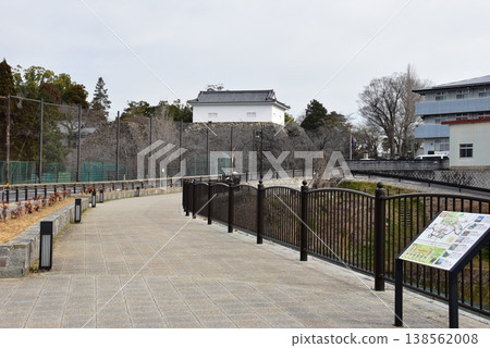 Mie Prefecture: Walking path along the moat (outer moat) of the Kameyama Castle ruins, the former Kameyama Castle multi-story turret, and a tourist information board. 138562008
