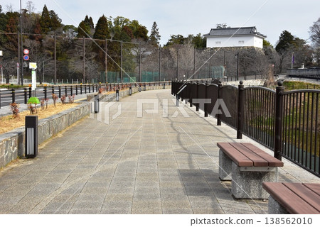 Mie Prefecture: Walking path along the moat (outer moat) of the Kameyama Castle ruins and the former Kameyama Castle Tamon-yagura (multi-story turret). 138562010