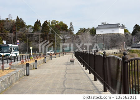 Mie Prefecture: Walking path along the moat (outer moat) of the Kameyama Castle ruins and the former Kameyama Castle Tamon-yagura (multi-story turret). Mie Prefecture: Walking path along the moat (outer moat) of the Kameyama Castle ruins and the former Kameyama Castle Tamon-yagura (multi-story turret). 138562011