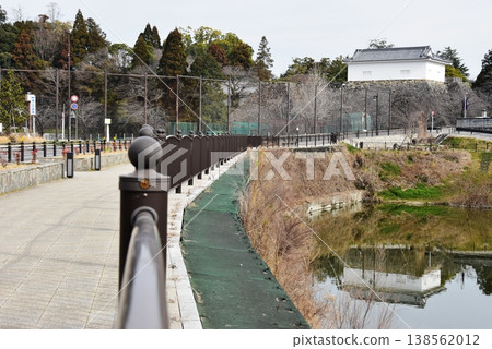 三重縣:龜山城遺址的池塘(外護城河)邊和步行道,以及龜山城舊址的多門楣(多層塔樓)。 三重縣:龜山城遺址的池塘(外護城河)邊和步行道,以及龜山城舊址的多門楣(多層塔樓)。 138562012
