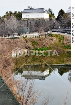 Mie Prefecture: The side of the pond (outer moat) and walking path at the site of Kameyama Castle, and the former Kameyama Castle Tamon-yagura (multi-story turret). Mie Prefecture: The side of the pond (outer moat) and walking path at the site of Kameyama Castle, and the former Kameyama Castle Tamon-yagura (multi-story turret). 138562013