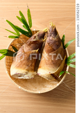 新鮮竹筍盛於籃子中 138562319