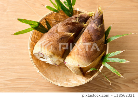 新鮮竹筍盛於籃子中 新鮮竹筍盛於籃子中 138562321