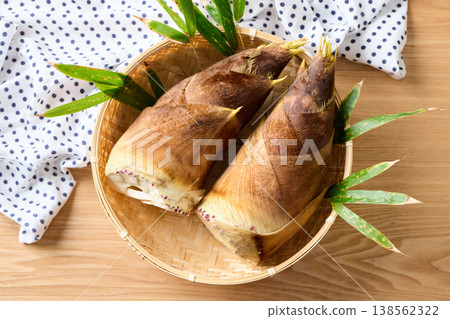 新鮮竹筍盛於籃子中 新鮮竹筍盛於籃子中 138562322