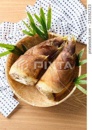 新鮮竹筍盛於籃子中 新鮮竹筍盛於籃子中 138562323