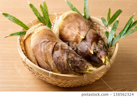 新鮮竹筍盛於籃子中 新鮮竹筍盛於籃子中 138562324
