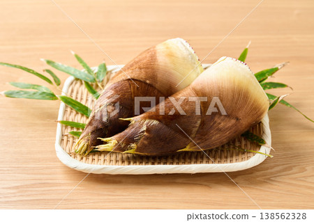 新鮮竹筍盛於籃子中 138562328