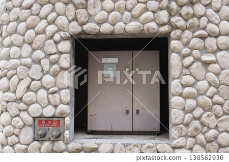 安裝在石牆內的電氣和通訊設備控制面板。 138562936