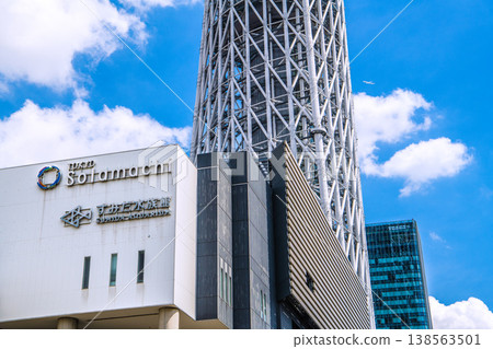Airplane flies over Tokyo's cityscape... Inbound tourism continues... Views of Tokyo Skytree, Sumida Aquarium, and other landmarks = June 6 Airplane flies over Tokyo's cityscape... Inbound tourism continues... Views of Tokyo Skytree, Sumida Aquarium, and other landmarks = June 6 138563501