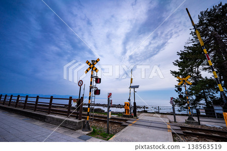 平交道、大海、鐵路、海岸、日本、海邊、地方路線、風景、沿海鐵路、旅行氣氛、日本風景、旅遊素材 平交道、大海、鐵路、海岸、日本、海邊、地方路線、風景、沿海鐵路、旅行氣氛、日本風景、旅遊素材 138563519