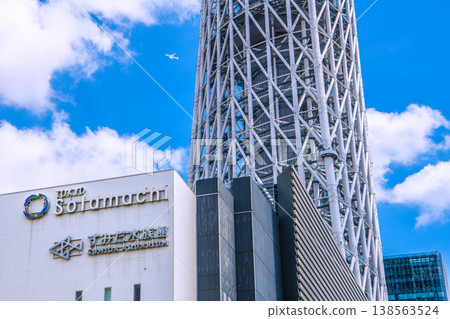 Airplane flies over Tokyo's cityscape... Inbound tourism continues... Views of Tokyo Skytree, Sumida Aquarium, and other landmarks = June 6 Airplane flies over Tokyo's cityscape... Inbound tourism continues... Views of Tokyo Skytree, Sumida Aquarium, and other landmarks = June 6 138563524