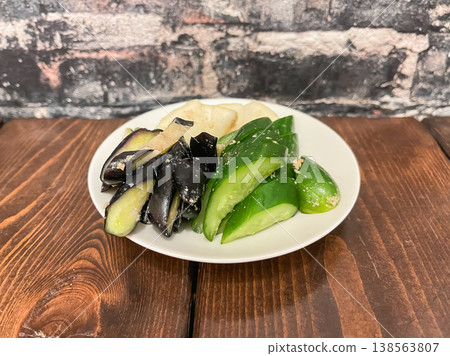 傳統的日式醃菜：醃茄子、醃黃瓜和醃白蘿蔔。 138563807