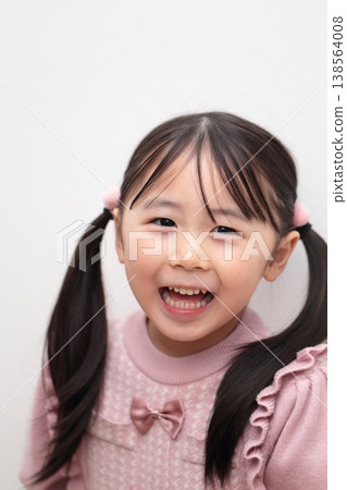 4歲女孩的上半身像(白色背景,無背景) 4歲女孩的上半身像(白色背景,無背景) 138564008