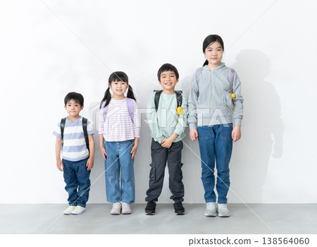 幾名小學生背著書包。 幾名小學生背著書包。 138564060
