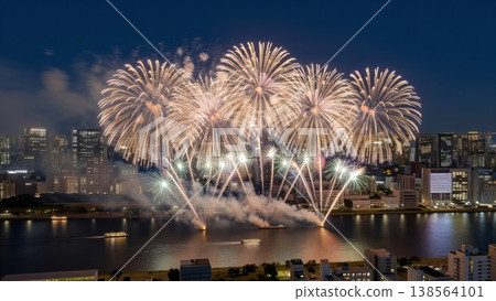 沿著河流，城市夜景上空將上演壯觀的煙火表演。 138564101