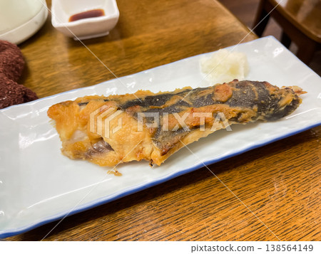 日式烤魚。味噌醃製黑鱈魚。 日式烤魚。味噌醃製黑鱈魚。 138564149