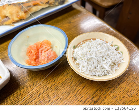 明太子(辣鱈魚籽)和白魚乾。米的配菜。 明太子(辣鱈魚籽)和白魚乾。米的配菜。 138564150