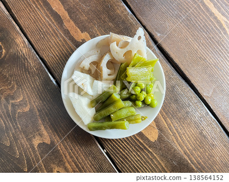 傳統的日式醃菜。用蓮藕、四季豆、荷蘭豆和山藥製成的醃菜。 138564152