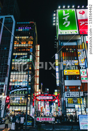 歌舞伎町一番街的紅色大門和娛樂區（新宿）的夜景 138564462