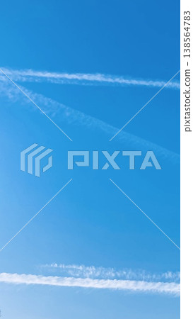 藍天和飛機尾跡的直版背景圖（適用於智慧型手機、視頻，並留有文字空間） 138564783