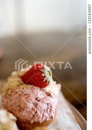 草莓甜點：一款可愛的蛋糕，上麵點綴著一顆草莓和鮮奶油。 138564867