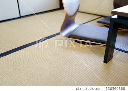 榻榻米房間/日式房間內擺放著椅子和桌子;現代日式室內設計;留有文字空間。 榻榻米房間/日式房間內擺放著椅子和桌子;現代日式室內設計;留有文字空間。 138564868