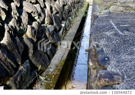 灌溉渠道和石牆，長滿青苔的古老水道，鄉村農業水道 138564872