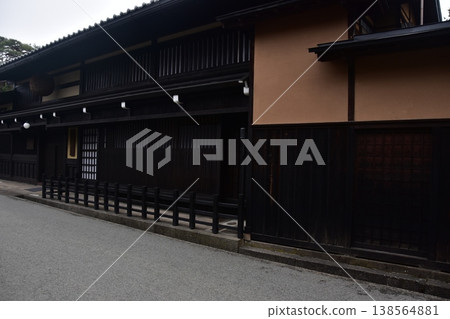 日本岐阜縣高山市的古老街景。一家用杉木球裝飾的清酒店和一棟充滿歷史氣息的老房子。高山春季祭典期間的清晨景象。 日本岐阜縣高山市的古老街景。一家用杉木球裝飾的清酒店和一棟充滿歷史氣息的老房子。高山春季祭典期間的清晨景象。 138564881