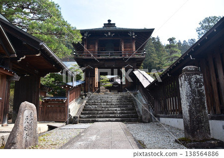 日本岐阜縣高山市的古老街景。東山步道上的復古寺廟。濃鬱的日式木造建築和石碑。 日本岐阜縣高山市的古老街景。東山步道上的復古寺廟。濃鬱的日式木造建築和石碑。 138564886