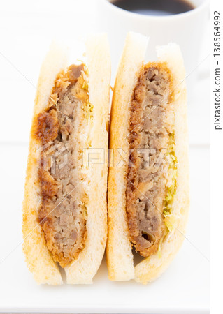 美味的 Menchi-katsu 三明治和咖啡 美味的 Menchi-katsu 三明治和咖啡 138564992