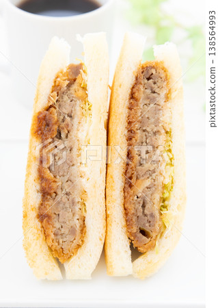 美味的 Menchi-katsu 三明治和咖啡 美味的 Menchi-katsu 三明治和咖啡 138564993