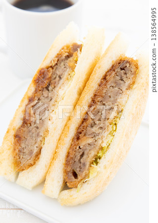 美味的 Menchi-katsu 三明治和咖啡 美味的 Menchi-katsu 三明治和咖啡 138564995