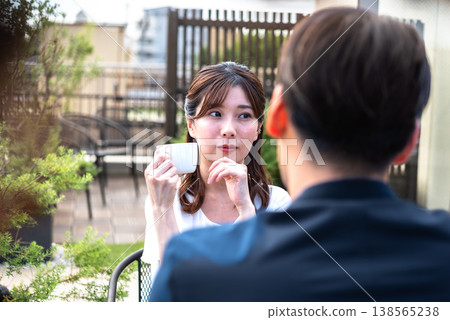 描繪了一對男女在明亮的露台上享受下午茶時光的生活方式。 138565238